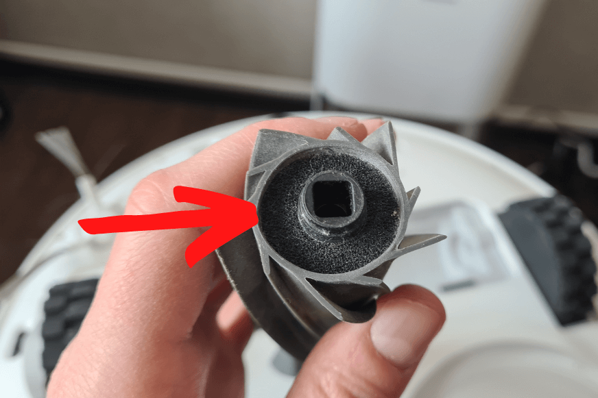 The lining of the rubber brush of the Dreame L10s Ultra can be seen.